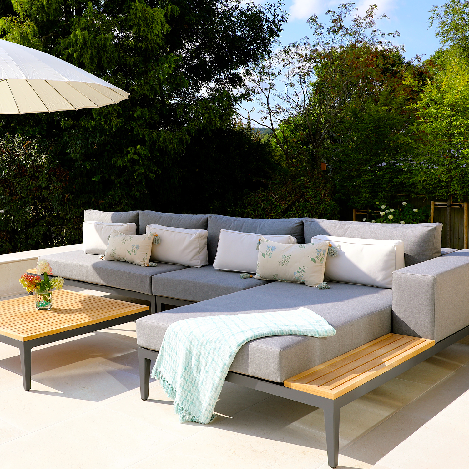 Moderno Outdoor Sofa | Alexander Francis